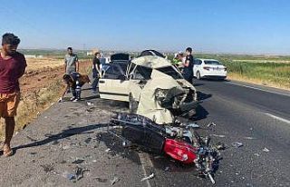 Çarptığı otomobilin üzerinde asılı kalan motosiklet...