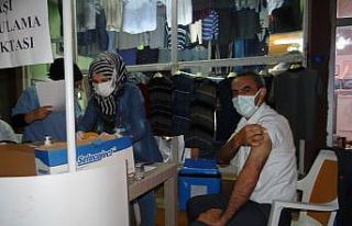 Çarşı merkezinde kurulan mobil aşı istasyonunda...