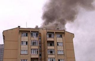 Çatı katında yangın çıkan binada mahsur kalanları...