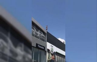 Çatıya çıkan şahsı polis son anda yakaladı