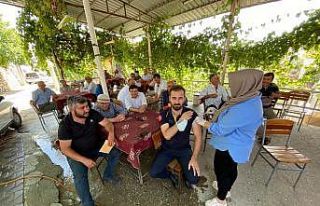 Çekinen vatandaşları ikna edebilmek için ilk aşıyı...