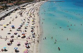 Çeşme plajlarındaki bayram yoğunluğu havadan...