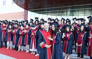 Çiçeği burnundaki diş hekimleri mezuniyet belgelerini...