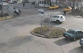 Cipe çarpan otomobilin takla attığı kaza anı...