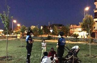 Cizre polisi park ve bahçelerde bulunan vatandaşlara...