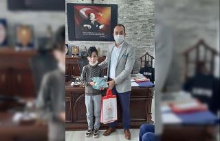 Çobanlık yaparken kitap okuyan öğrenci ödüllendirildi