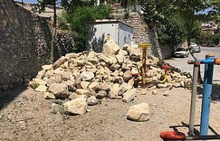 Çocuk parkı taş ocağı oldu