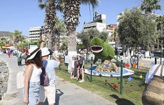 Çocukların renkli dünyası Kuşadası sahilinde...
