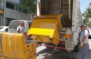 Çöp konteynerleri yıkanarak dezenfekte ediliyor