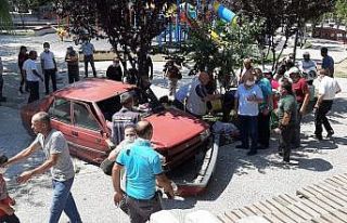Çorum’da otomobil çocuk parkına daldı: 1 yaralı