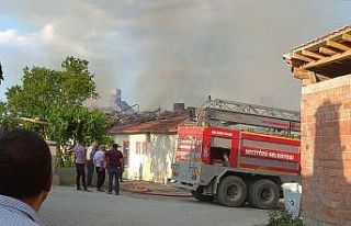 Çorum’da yangın 1 ev ve samanlık yandı