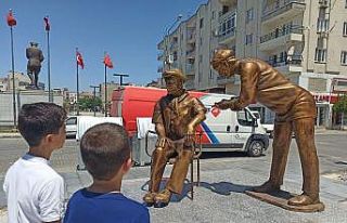 Covid-19 geçiren başkan ilçesine sağlıkçı anıtı...