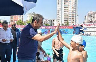 Çukurova’da havuzlar çocuklarla şenlendi