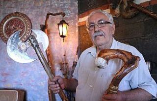 Çürümüş ağaç dallarını sanat eserine döndürüyor