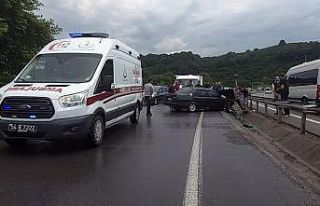 D-650’de bariyerlere çarpan otomobil metrelerce...
