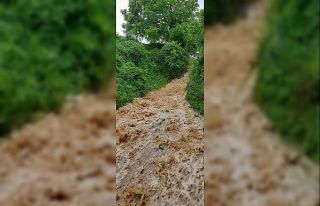 Dağ köyleri sele teslim