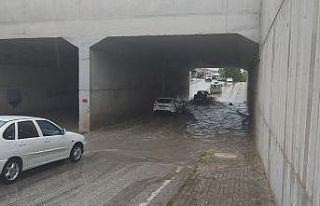 Dalçıkta biriken su sürücülere zor anlar yaşattı