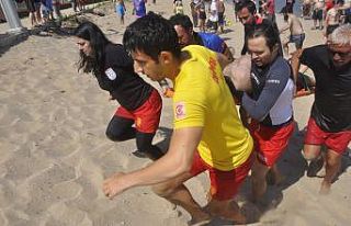 Dalgalı denizde dalgalara kapılan vatandaşları...