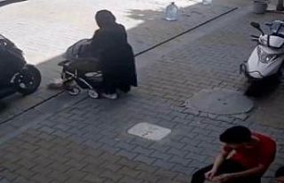 Dalgın anne, yere düşürdüğü bebeğinin üstüne...