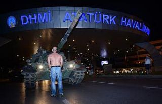 Darbe girişimde tankın önüne yattığı fotoğrafla...