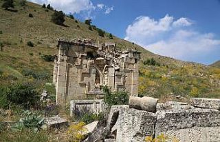 Definecilerin tahrip ettiği tarihi kümbet restore...