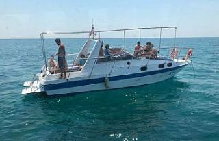 Denizde arızalan teknedeki 6 yabancı ve mürettebatı...