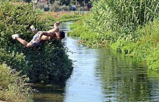 Denize evleri uzak kalan gençlerin tehlikeli kanal...
