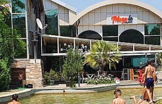 Denize ve paralı havuza gidemeyen çocuklar süs...