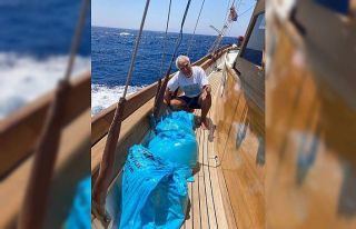 Denizin ortasında çöp torbalarıyla karşılaştılar