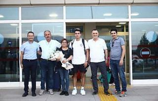 Denizlili milli yüzücü Baturalp, havaalanında...