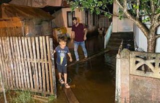 Dere taştı, kenarda evi olan 2 aile mahsur kaldı