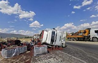 Devrilen kamyondan tonlarca vişne yola savruldu