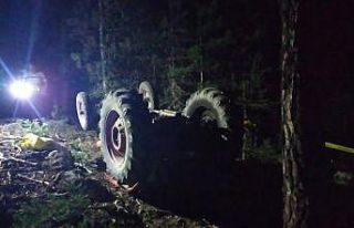 Devrilen traktörün altında kalan sürücü öldü