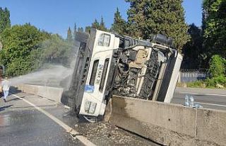 Devrilip sürüklenen tırdan kendi imkanlarıyla...