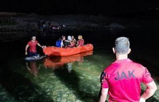 Dicle Nehri kenarında mahsur kalan 21 vatandaşı...