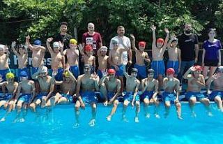 Dilovası’nda okul bahçeleri yüzme havuzuna dönüştü