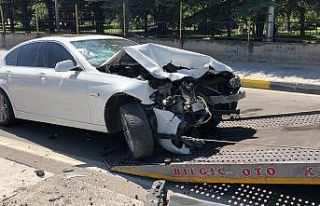 Direksiyon hakimiyetini kaybeden sürücü bariyerlere...