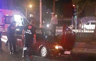 Direksiyon hakimiyetini kaybetti refüje çarptı