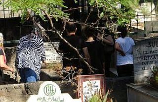 Diyarbakır mezarlıklarında hüzünlü bayramlaşma