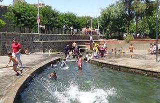 Diyarbakır’da çocuklar aşırı sıcaklıktan...