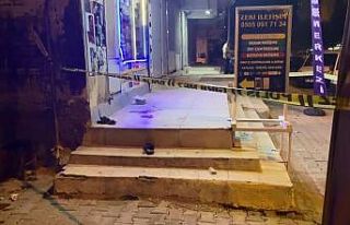 Diyarbakır’da iş yerinin önünde oturan kişiye...