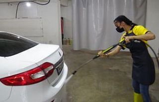 Diyarbakır’da oto yıkamacı kadın çalışanlar...