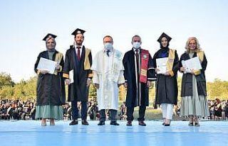 Doktorluk yaparken kazandığı üniversiteyi birincilikle...