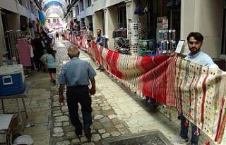 Dokuduğu 75 metrelik kilimi, Cumhurbaşkanı Erdoğan’a...