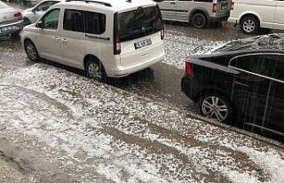 Dolu yağışı her yeri beyaza bürüdü
