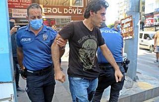 Dönercide ‘dirseğin değdi’ kavgasında kan...