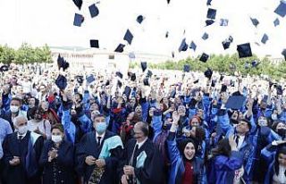 DPÜ Fen Edebiyat Fakültesi’nde mezuniyet heyecanı