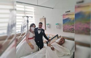 Düğün günü hastalanan babalarını gelinlik ve...