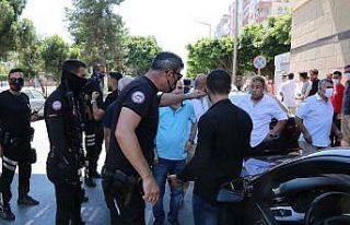 Düğün konvoyunda rastgele ateş edip, polisleri...