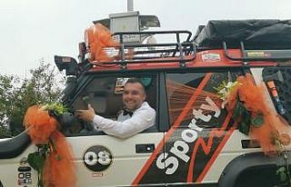 Düğüne çekiciye yüklediği off-road aracıyla...
